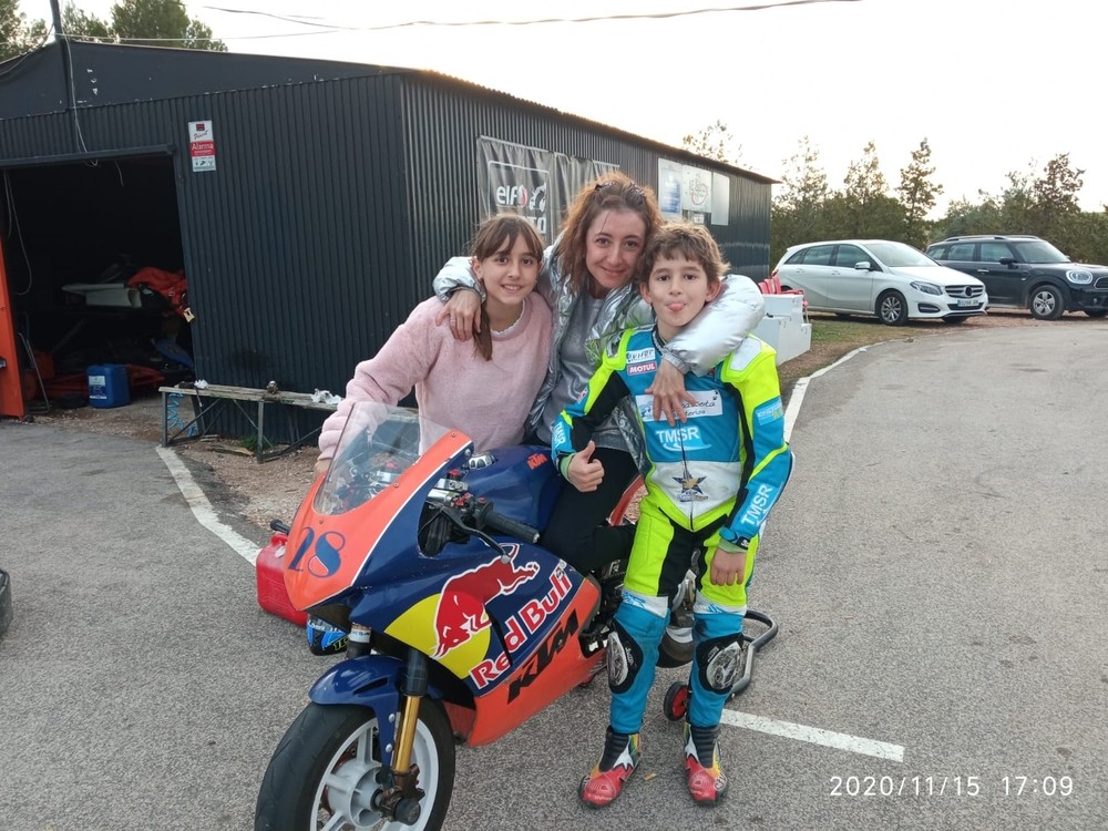 Asier posa con su familia y su nueva moto.