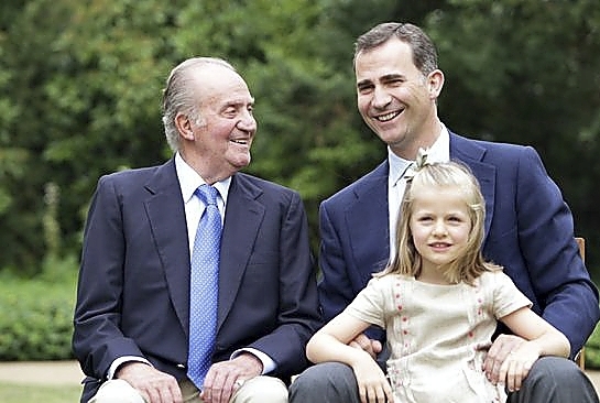 En los jardines, Don Juan Carlos y sus sucesores a la Corona.
