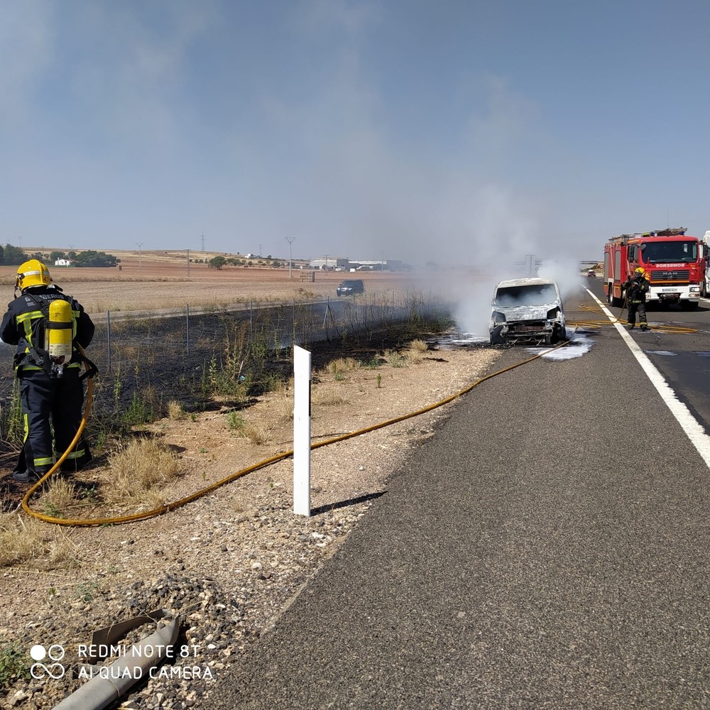 Los bomberos actúan para sofocar el incendio de un vehículo
