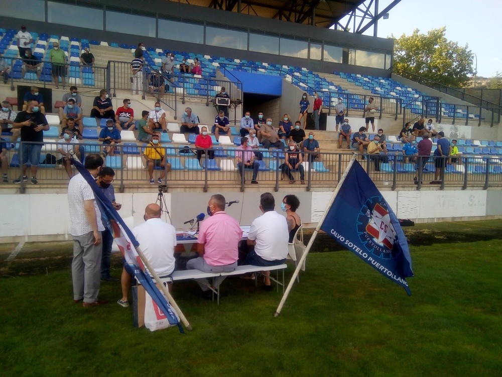 Algunos de los asistentes a la asamblea, celebrada en el estadio Ciudad de Puertollano.