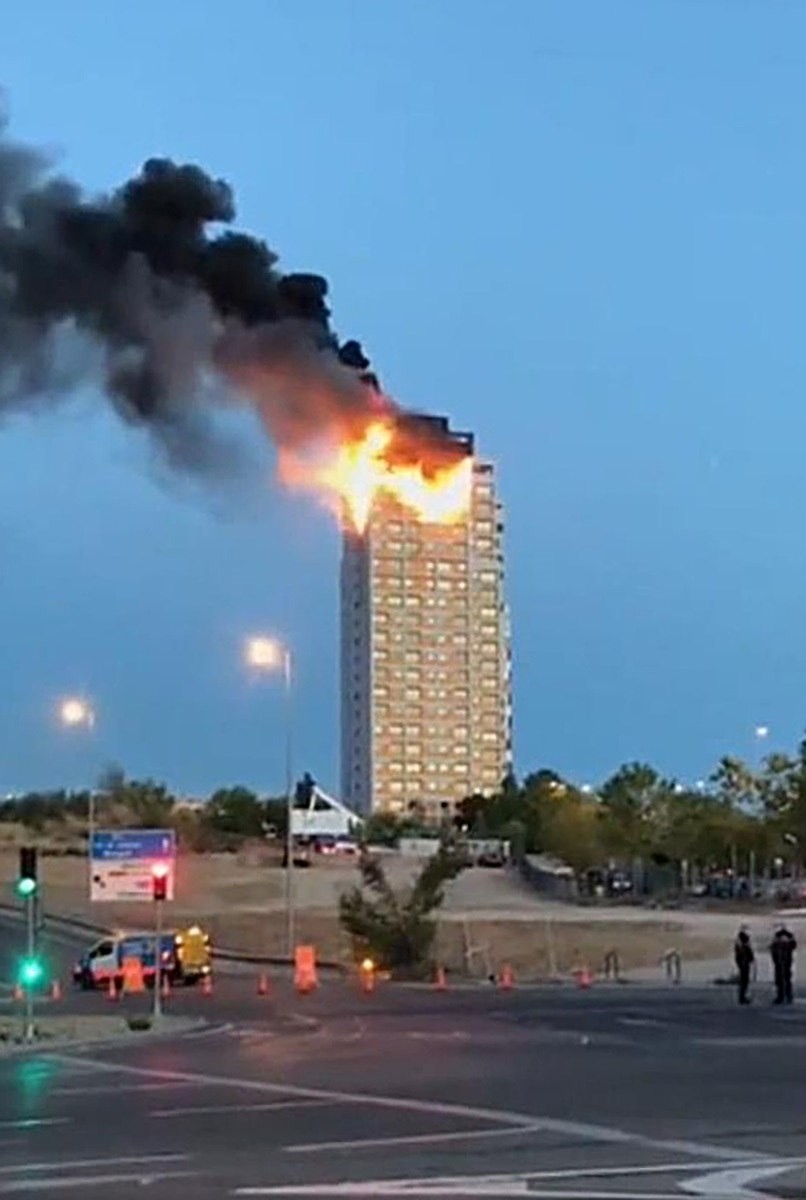 Un gran incendio devora varios pisos de una torre de Madrid