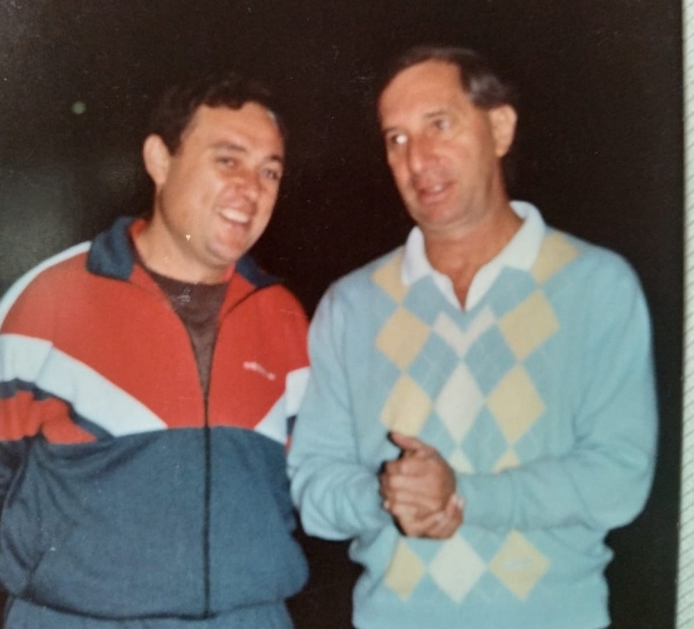 Esteban Castellanos (izquierda), junto a Bilardo, entrenador del Sevilla en 1992.