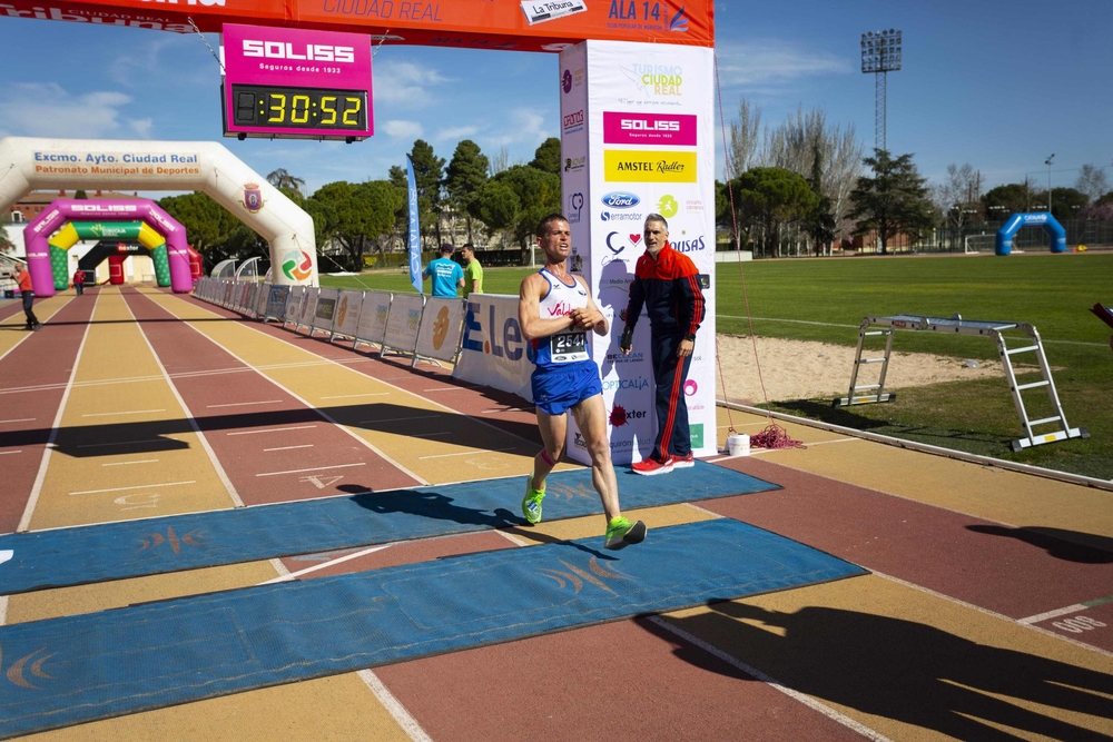 Llegada de Carrera Urbana  / TOMÁS FERNÁNDEZ DE MOYA