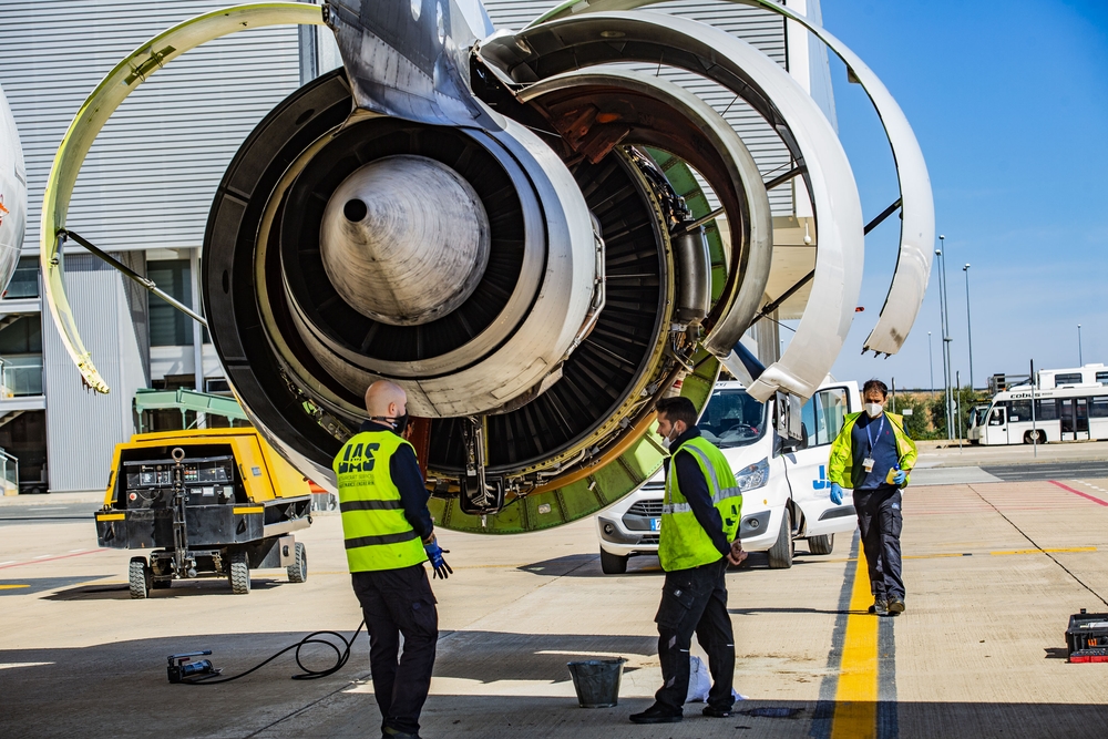 reportje en el Aeropuerto sobre el mantenimiento de aviones, motores , etc, con la empresa JAS, fotos de las obras de las nuevas plataformas del aeropuerto, aterrizaje de un avion de Iberia, y fotos del Falcon,avión mitico y famoso por la rotulación de   / RUEDA VILLAVERDE