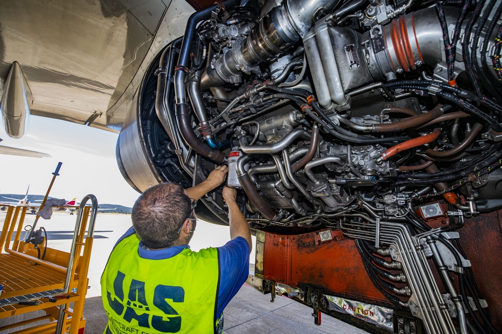 reportje en el Aeropuerto sobre el mantenimiento de aviones, motores , etc, con la empresa JAS, fotos de las obras de las nuevas plataformas del aeropuerto, aterrizaje de un avion de Iberia, y fotos del Falcon,avión mitico y famoso por la rotulación de   / RUEDA VILLAVERDE