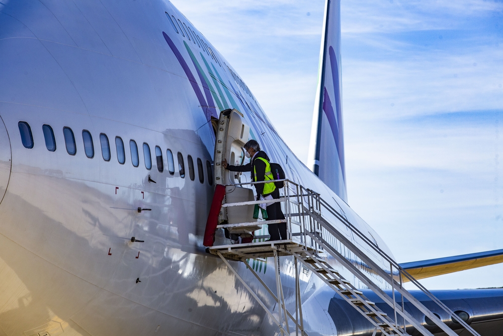 reportje en el Aeropuerto sobre el mantenimiento de aviones, motores , etc, con la empresa JAS, fotos de las obras de las nuevas plataformas del aeropuerto, aterrizaje de un avion de Iberia, y fotos del Falcon,avión mitico y famoso por la rotulación de   / RUEDA VILLAVERDE