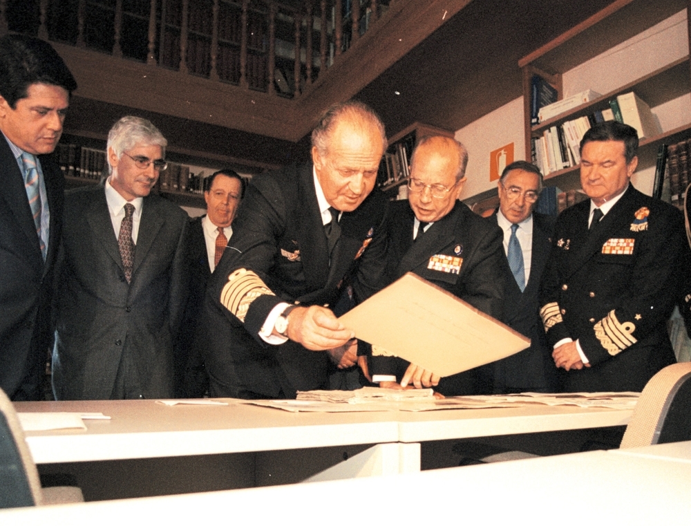 Imagen del Rey en el Archivo de la Marina, en Viso del Marqués, mirando con interés las notas de su padre