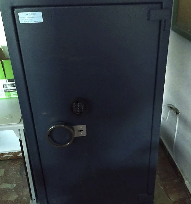 Imagen de la caja fuerte junto a una mesa del cuarto de puertas cuyo suelo ha empezado a ceder 