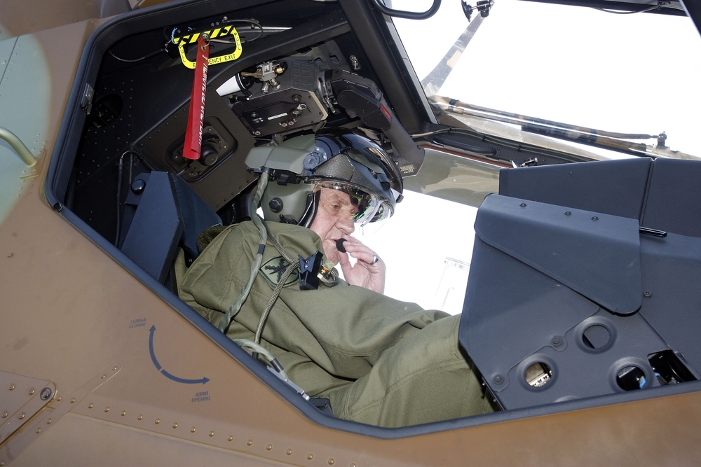 Juan Carlos de Borbón a los mandos del helicóptero de combate Tigre, en la base de Almagro