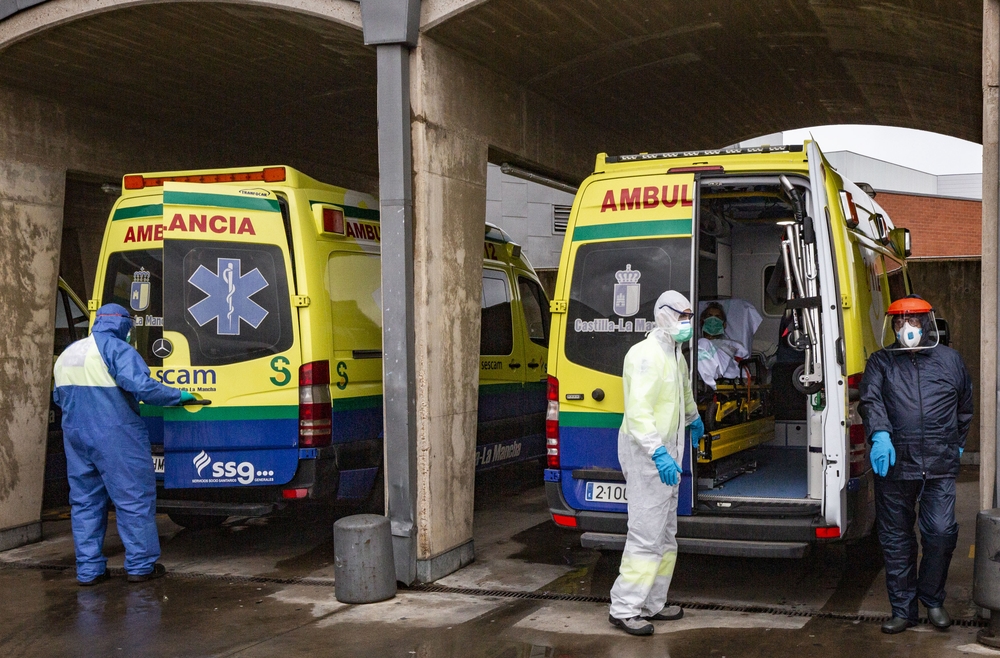coronavirus, urgencias del hospital de Ciudad Real, ambulancias, donación de material al hospital, apalusos de la PolicÁ­a Local de Ciudad real  / RUEDA VILLAVERDE