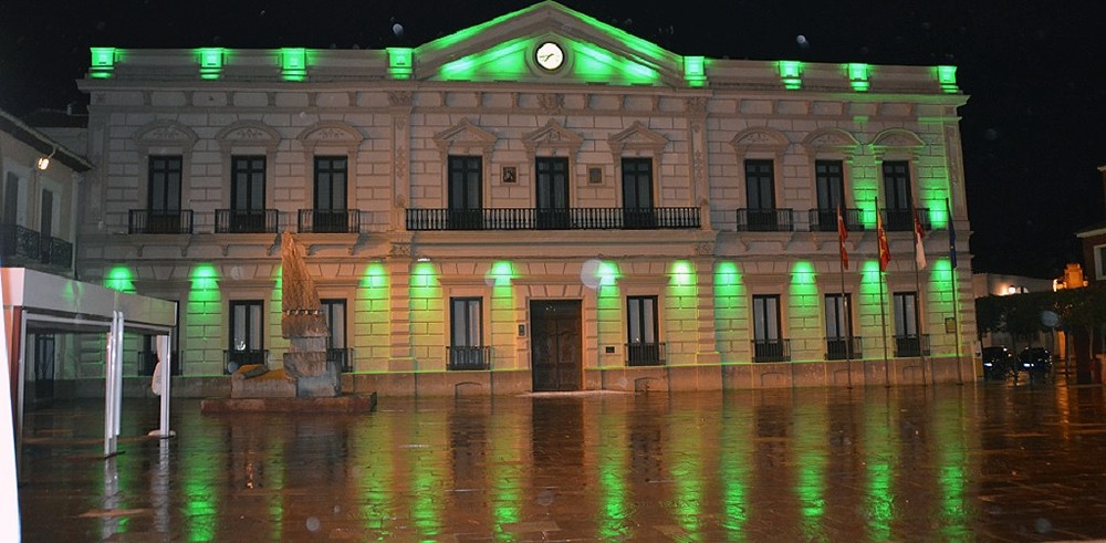 Iluminación verde para los molinos de viento y Ayuntamiento