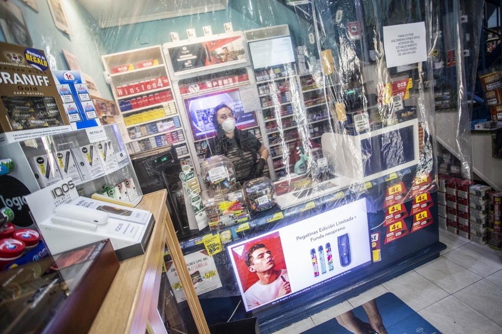 Un estanco de la capital con las medidas de protección frente al COVID