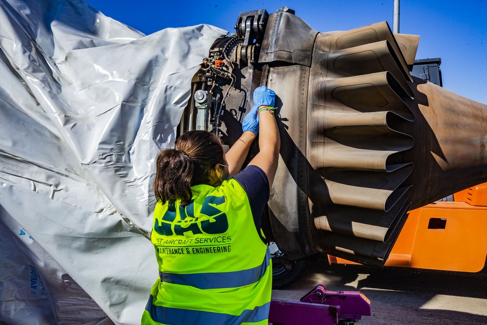 reportje en el Aeropuerto sobre el mantenimiento de aviones, motores , etc, con la empresa JAS, fotos de las obras de las nuevas plataformas del aeropuerto, aterrizaje de un avion de Iberia, y fotos del Falcon,avión mitico y famoso por la rotulación de   / RUEDA VILLAVERDE