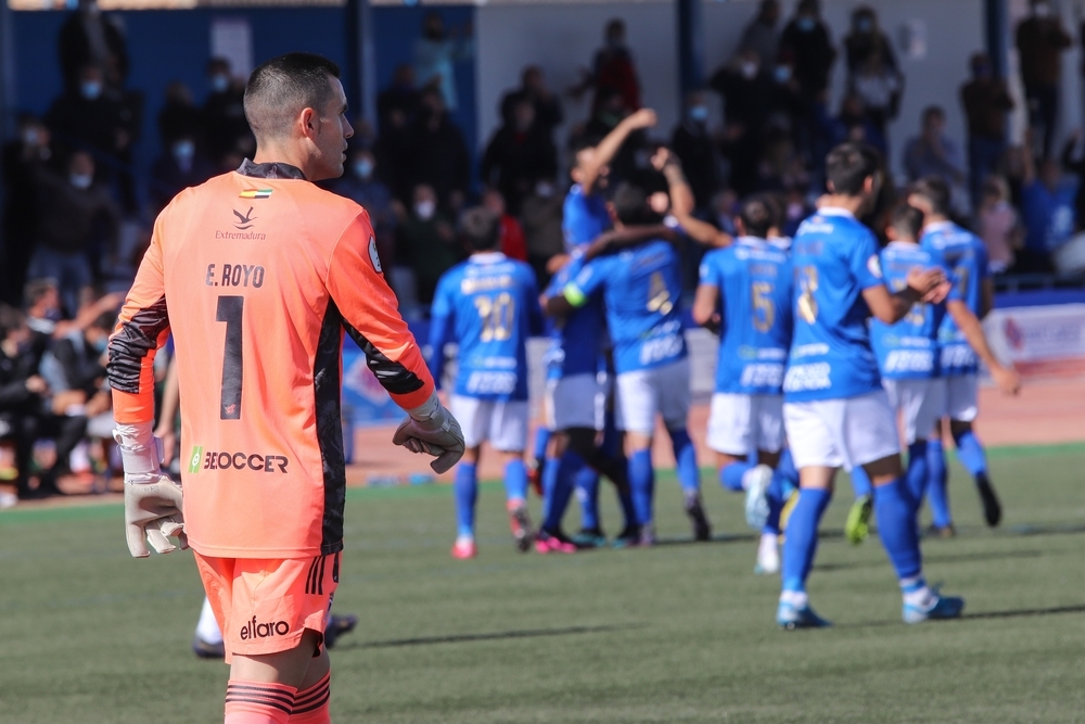 Los jugadores del Socuéllamos celebran el empate ante la resignación del portero del Badajoz. 