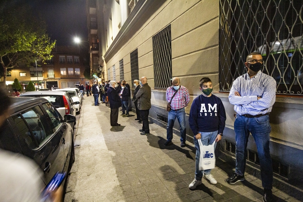 Los hermanos de la Virgen del Prado, haciendo cola en la calle para votar y elegir el nuevo presidente de la Hermandad de la Virgen del Prado