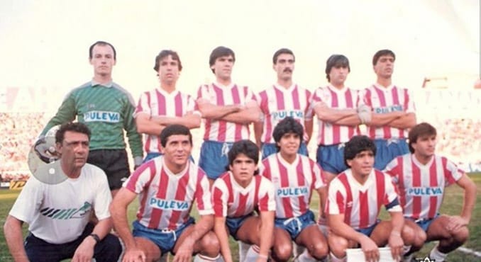 Pedro Sánchez de la Nieta (tercero por la izquierda, arriba) y Salva Malagón (segundo por la derecha, arriba), en el Granada, con los tres hermanos Maradona (Diego, con el brazalete).