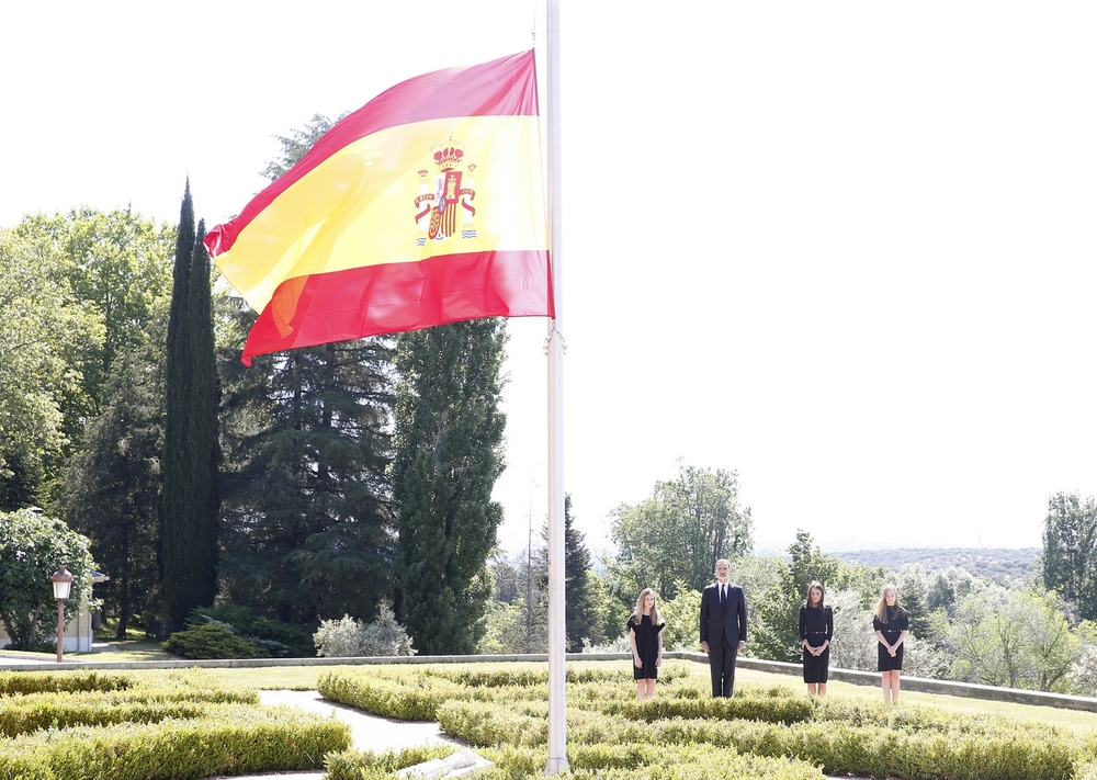 La Familia Real guarda un minuto de silencio en memoria de los fallecidos durante la pandemia del COVID19  / CASA DE S.M. EL REY