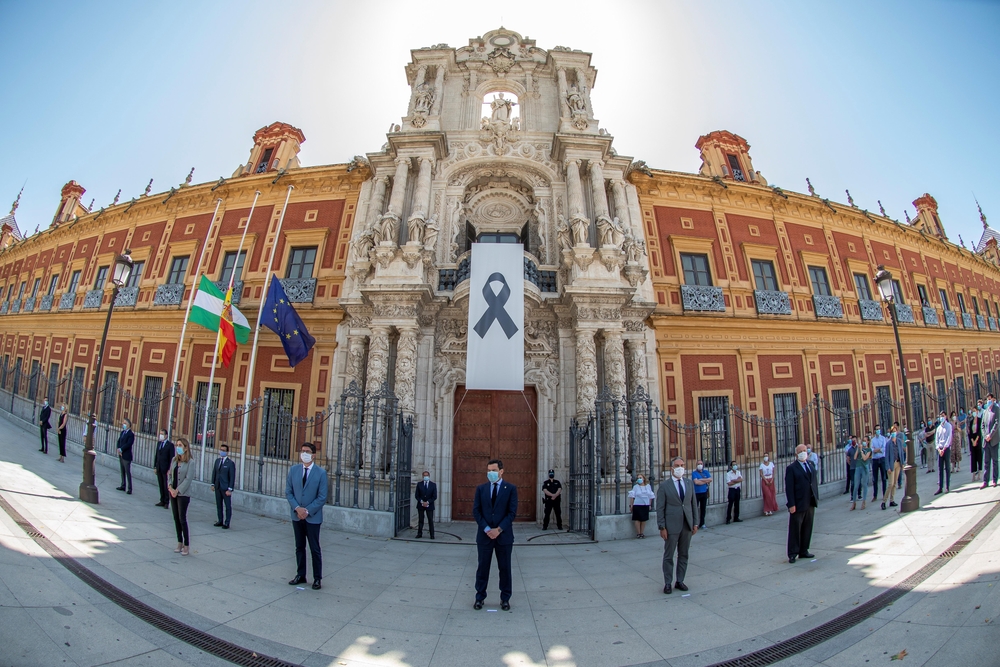 El Gobierno andaluz guarda silencio en el inicio del luto nacional  / RAÚL CARO