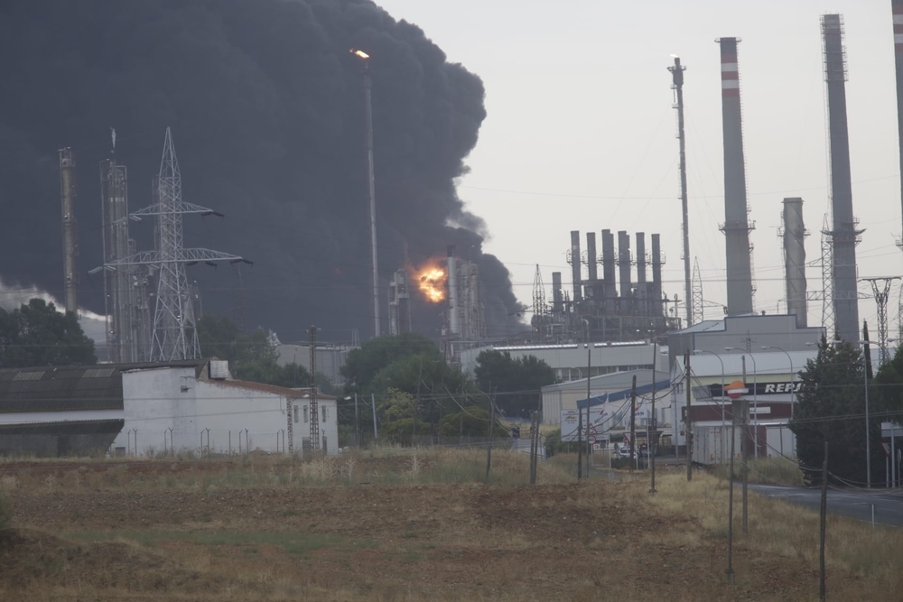 Un rayo impacta contra un tanque de gasoil de Repsol