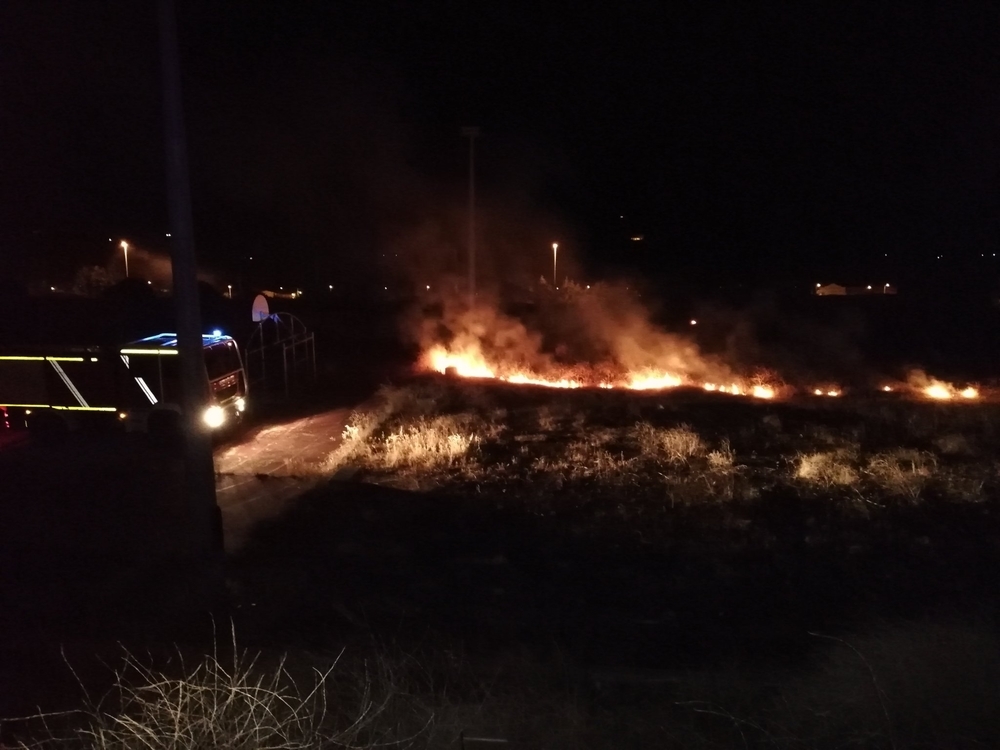 Policía y bomberos intervienen en un incendio de pastos