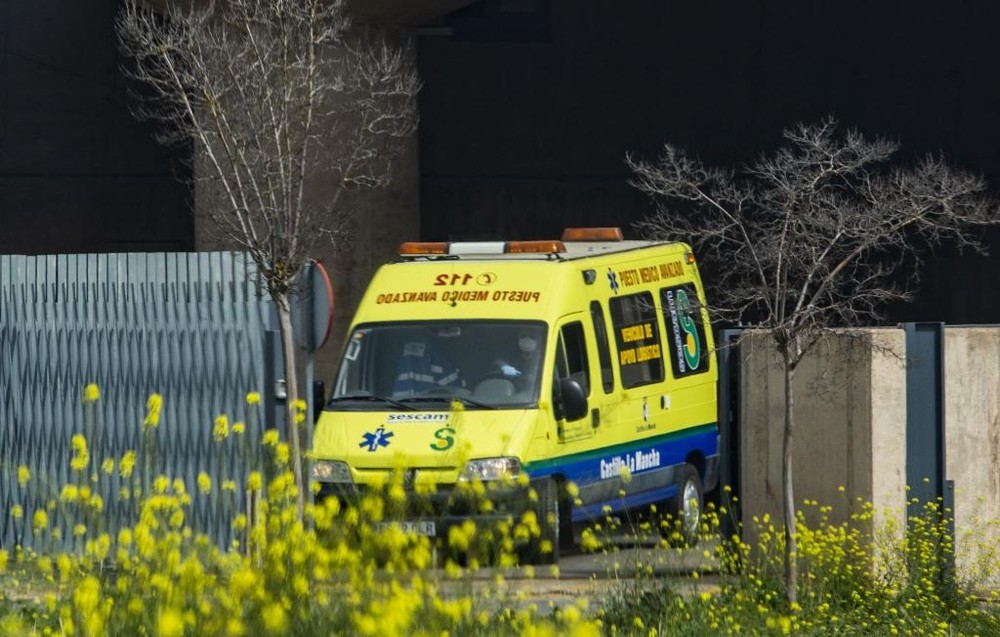 Una ambulancia accede a un recinto hospitalario