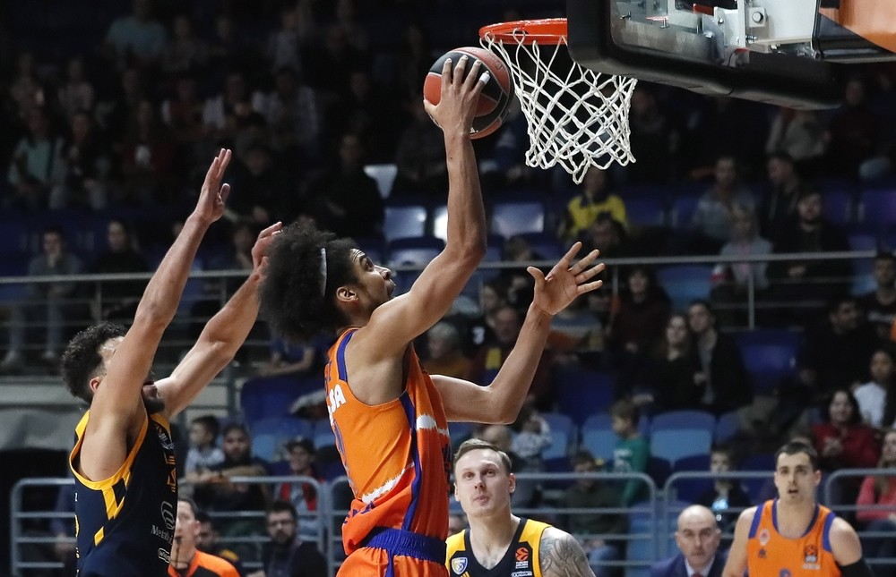 San Emeterio reina en Moscú y acerca el 'play-off' a Valencia