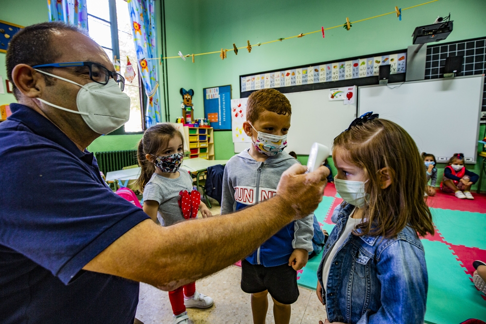 coronavirus, pandemia, inicio del curso escolar, inicio del curso en el colegio carlos Heraña, niños en clase con mascarillas, pandemia  / RUEDA VILLAVERDE