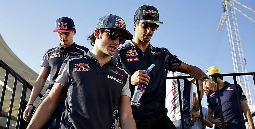 Ricciardo (d), que ocupará la vacante de Sainz en McLaren, juntos en 2016. 