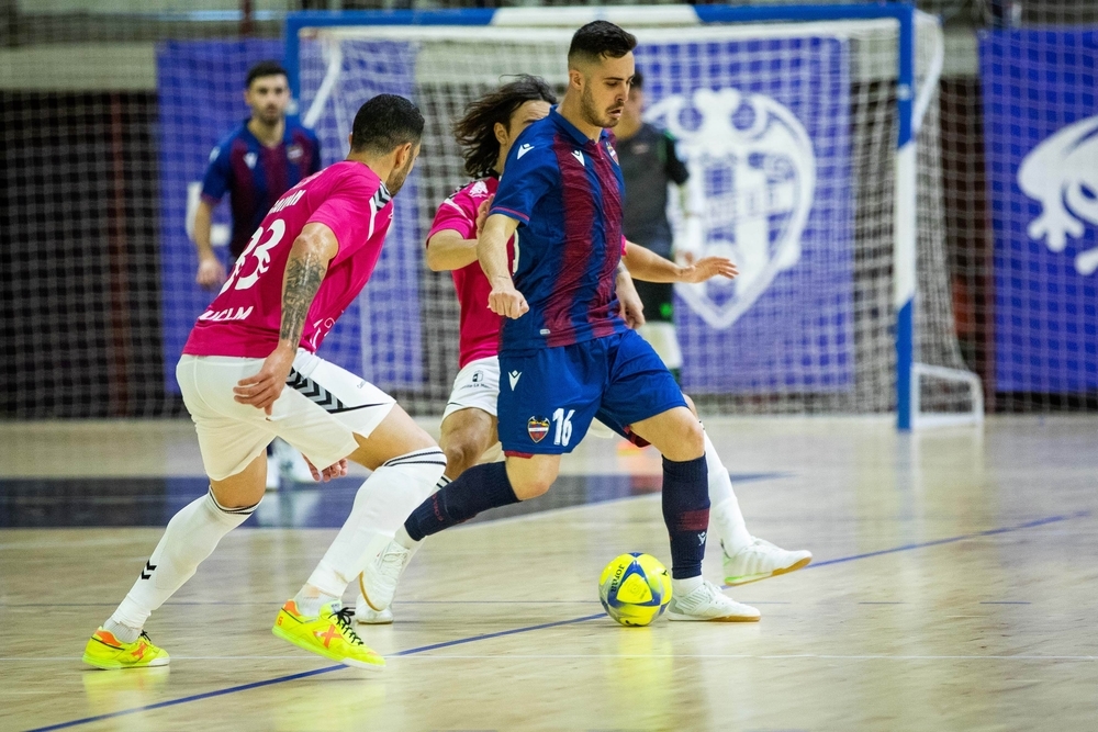 Cainan y Manu García presionan a Jorge Santos.