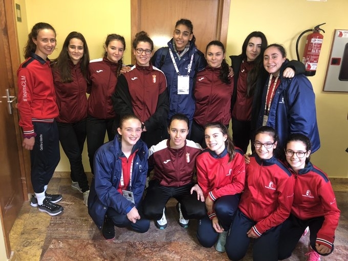 Carmen Arroyo (cuarta por la derecha), con sus compañeras de selección.