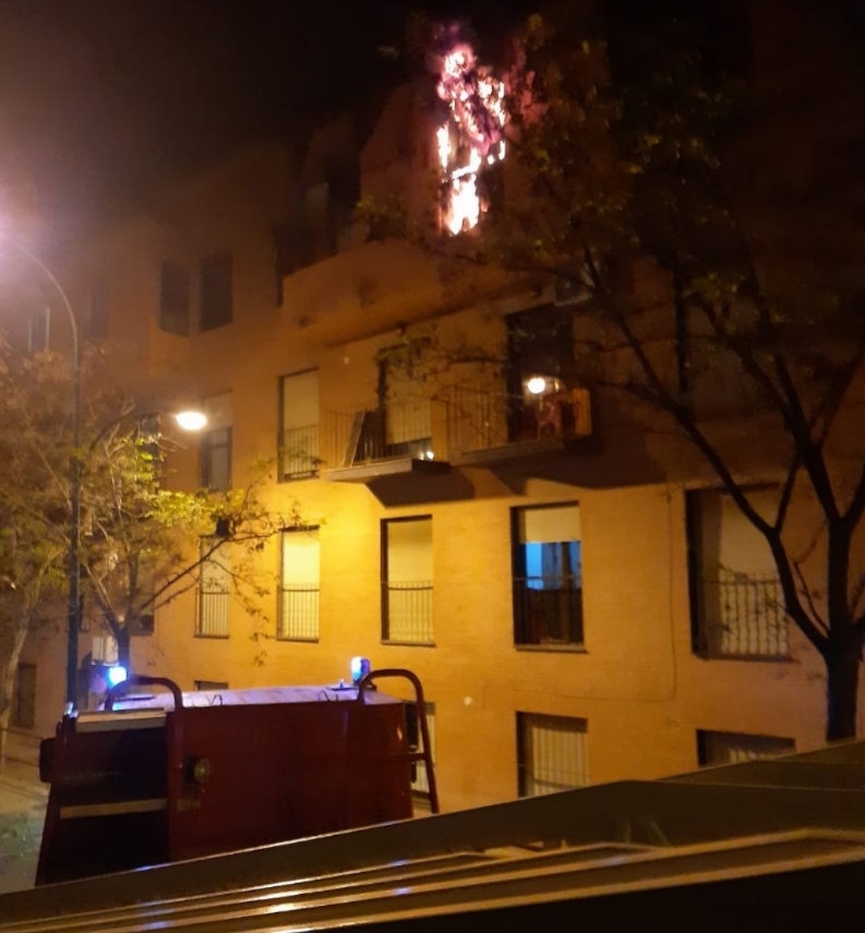 Evacuan edificio por un incendio que deja daños materiales