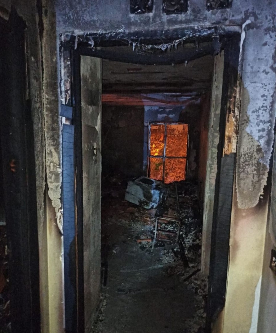 Evacuan edificio por un incendio que deja daños materiales