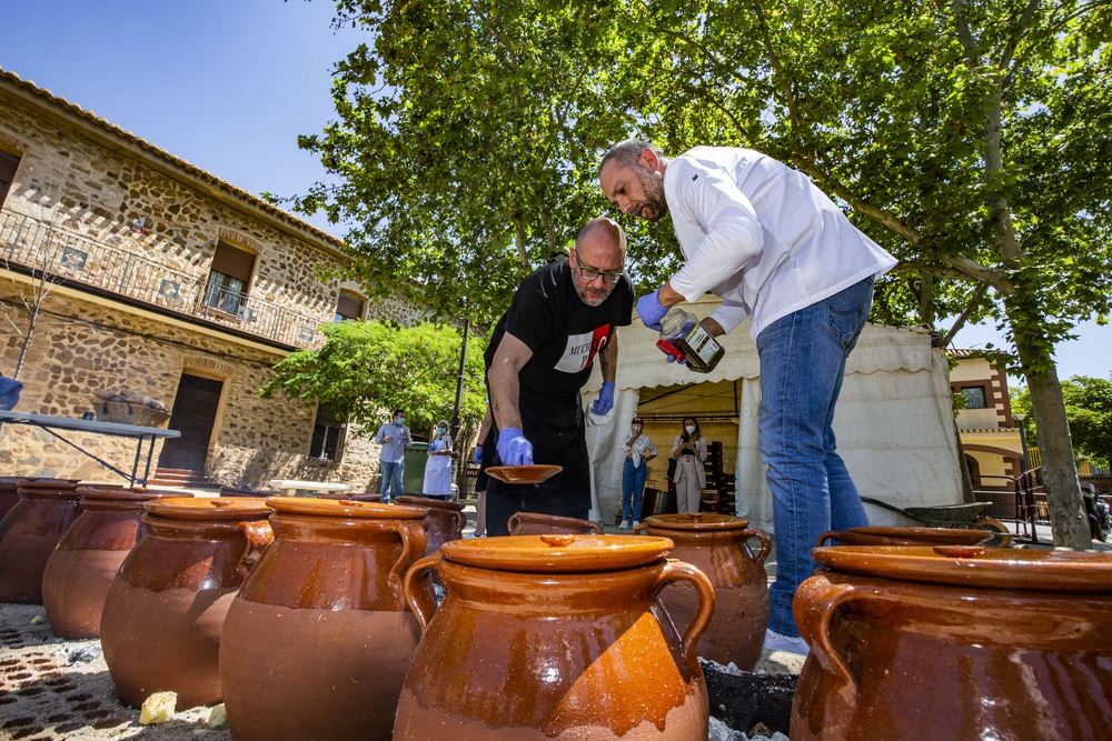 Santo Voto de Puertollano, reparto de comida, en las ollas de barro, coronavirus, pandemia  / RUEDA VILLAVERDE