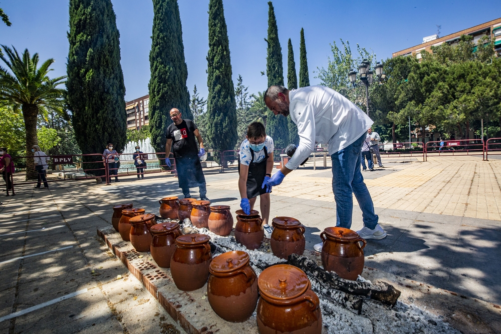 Santo Voto de Puertollano, reparto de comida, en las ollas de barro, coronavirus, pandemia  / RUEDA VILLAVERDE