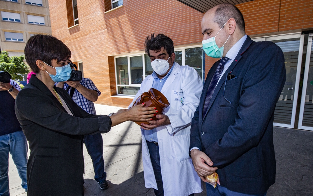 Santo Voto de Puertollano, reparto de comida, en las ollas de barro, coronavirus, pandemia  / RUEDA VILLAVERDE