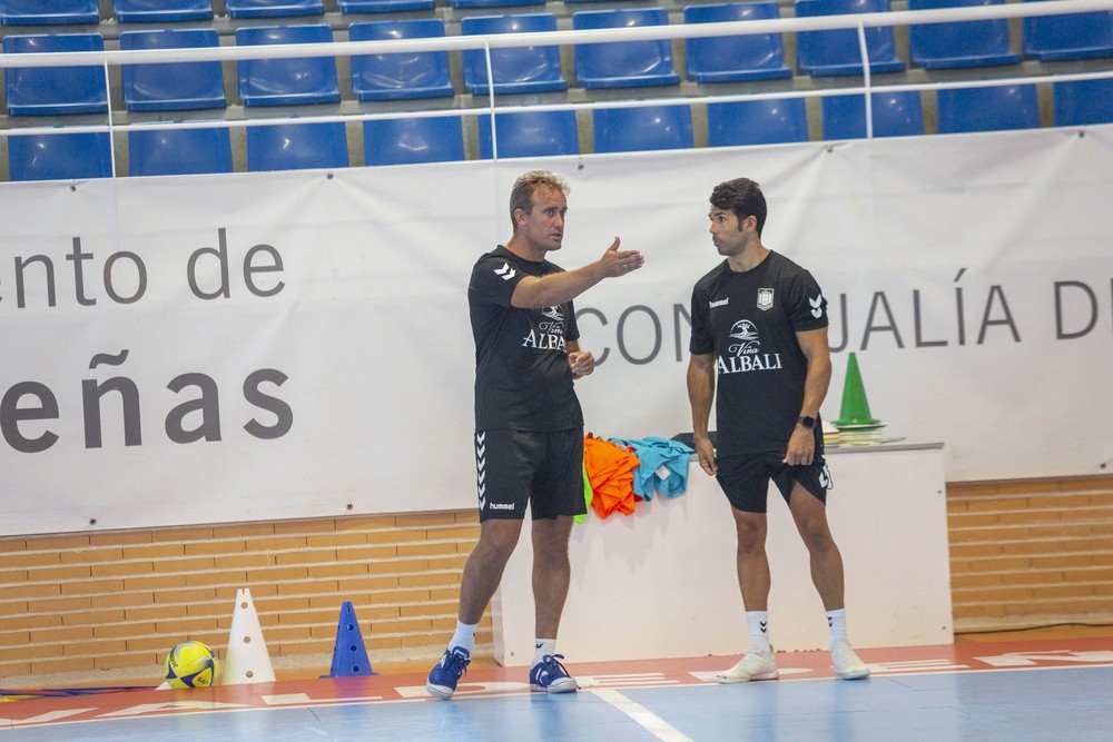 Francisco Javier Corrales (derecha), junto a David Ramos, técnico del equipo, en un entrenamiento en Valdepeñas.