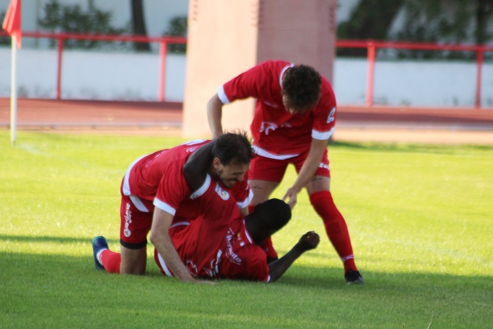 Los jugadores del Almagro celebran un gol en un partido de pretemporada.