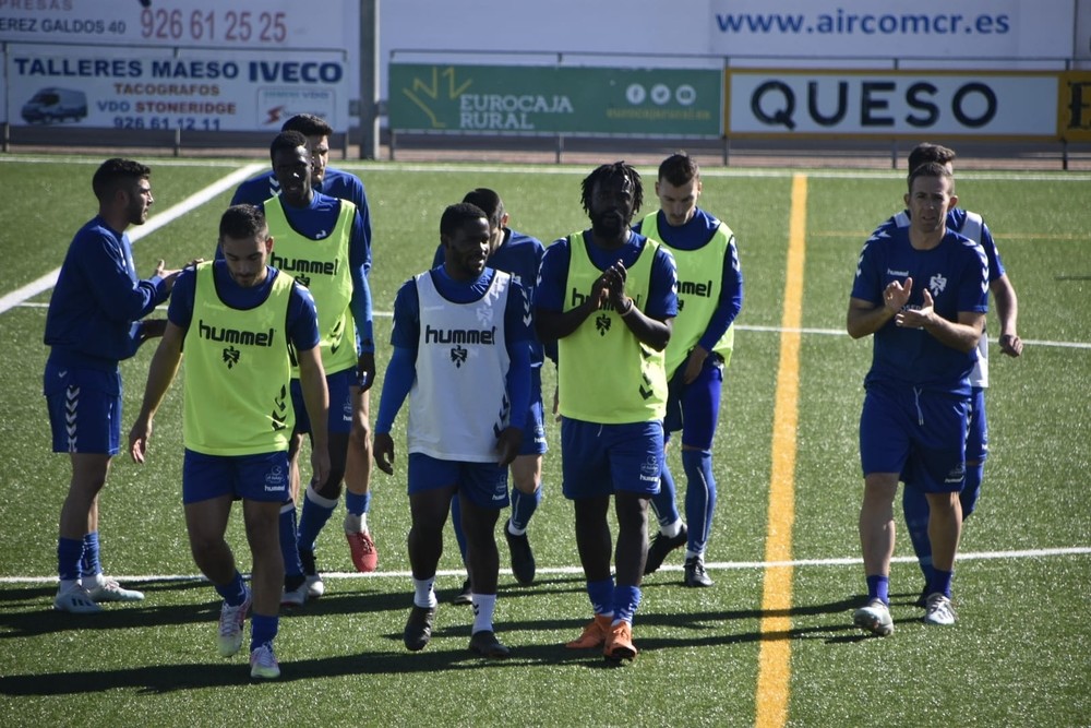 Varios jugadores del Manzanares, antes del partido de vuelta de la Copa del Rey con el Marchamalo.