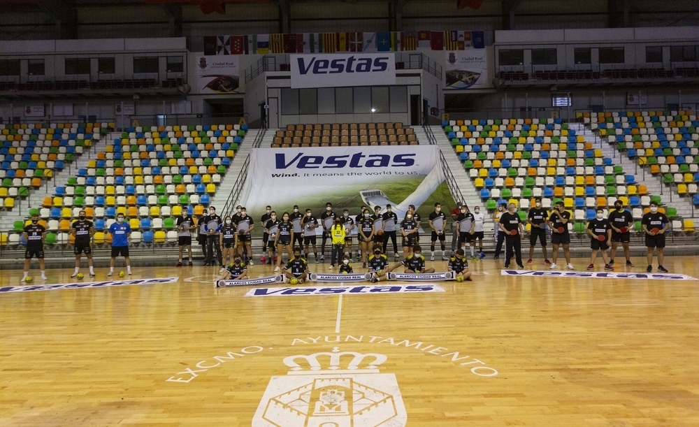 Representantes del BM Alarcos y Vestas posan en el Quijote Arena.
