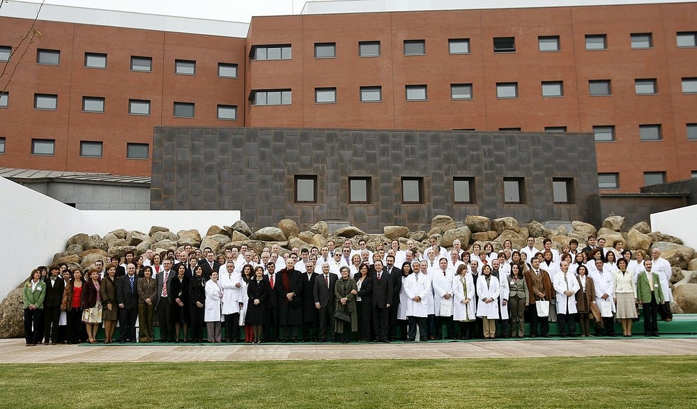 Autoridades y profesionales sanitarios el día de la inauguración oficial del Hospital General de Ciudad Real, el 18 de noviembre de 2005.