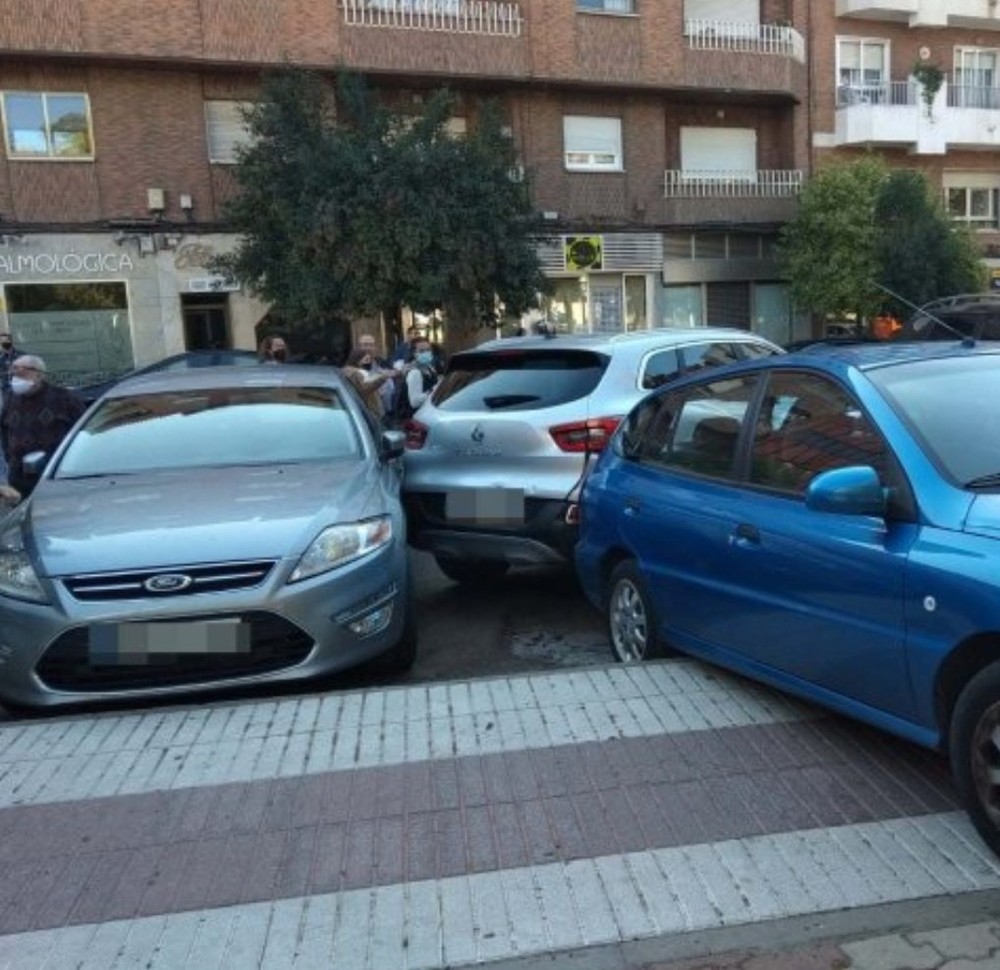 Cinco vehículos daños por una mala salida del aparcamiento 