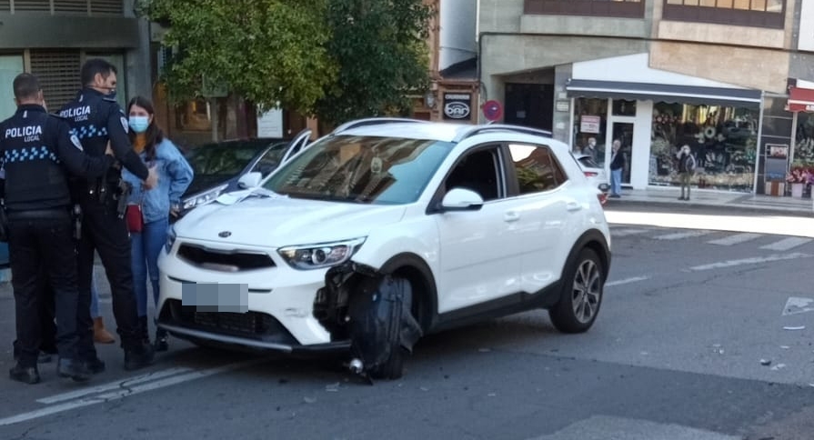 Cinco vehículos daños por una mala salida del aparcamiento