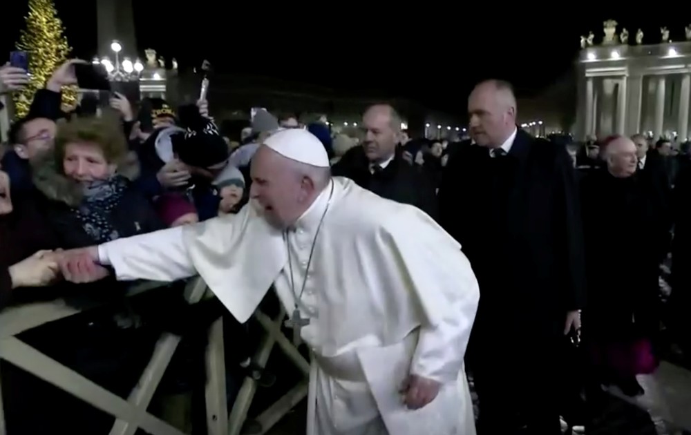 Fotograma del vídeo donde una fiel cogió bruscamente de la mano a Francisco