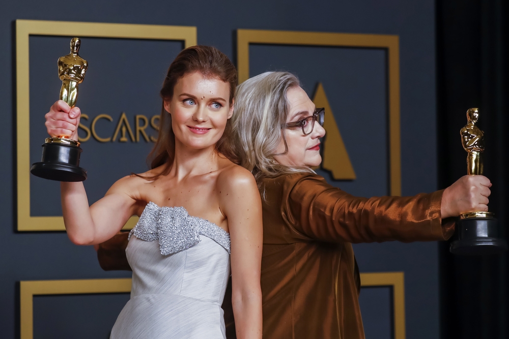 Elena Andreicheva y Carol Dysinger con el Oscar a mejor corto documental por 'Learning to Skateboard in a Warzone (If You're a Girl)'  / DAVID SWANSON