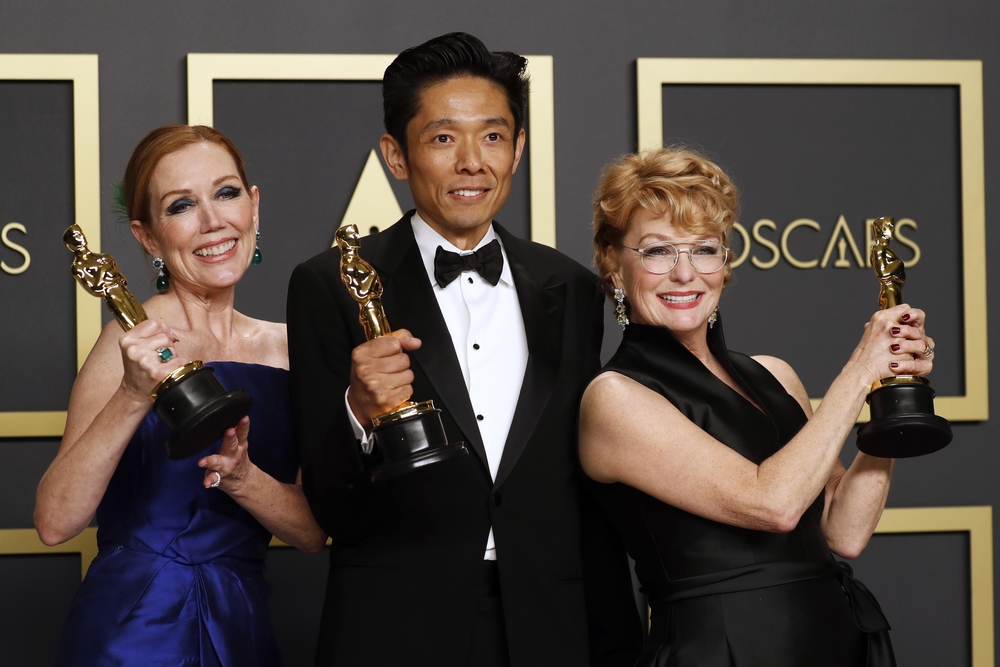 Anne Morgan, Kazu Hiro y Vivian Baker posan con el Oscar a mejor maquillaje y peluquería por 'Bombshell'  / DAVID SWANSON