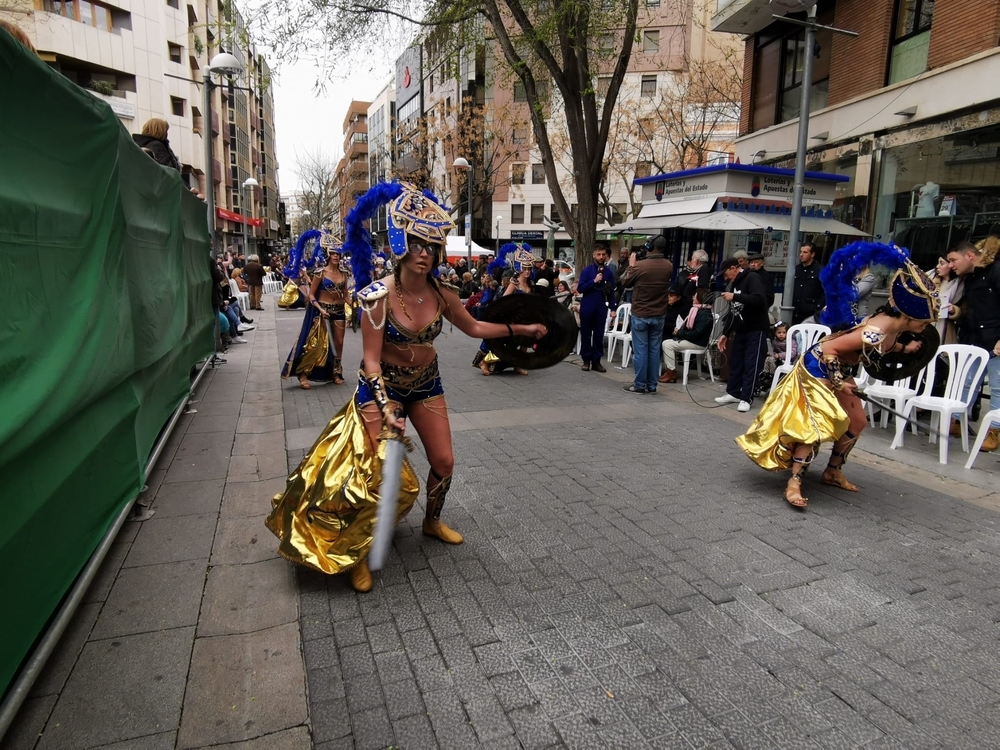 3.500 personas desfilan en el Domingo de Piñata