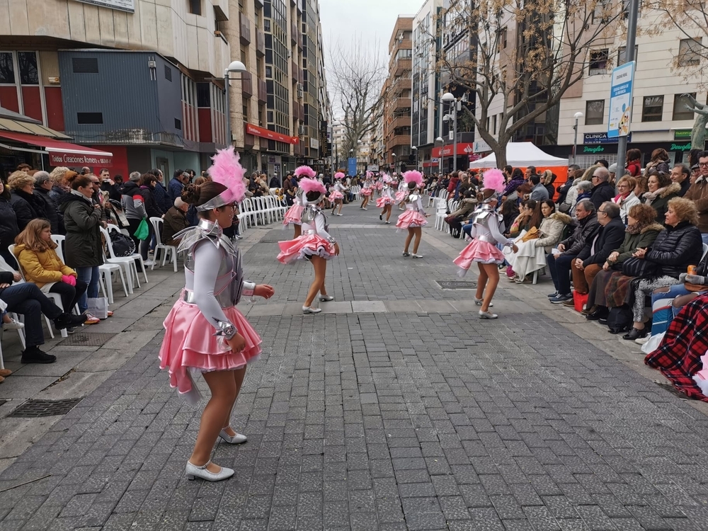 3.500 personas desfilan en el Domingo de Piñata