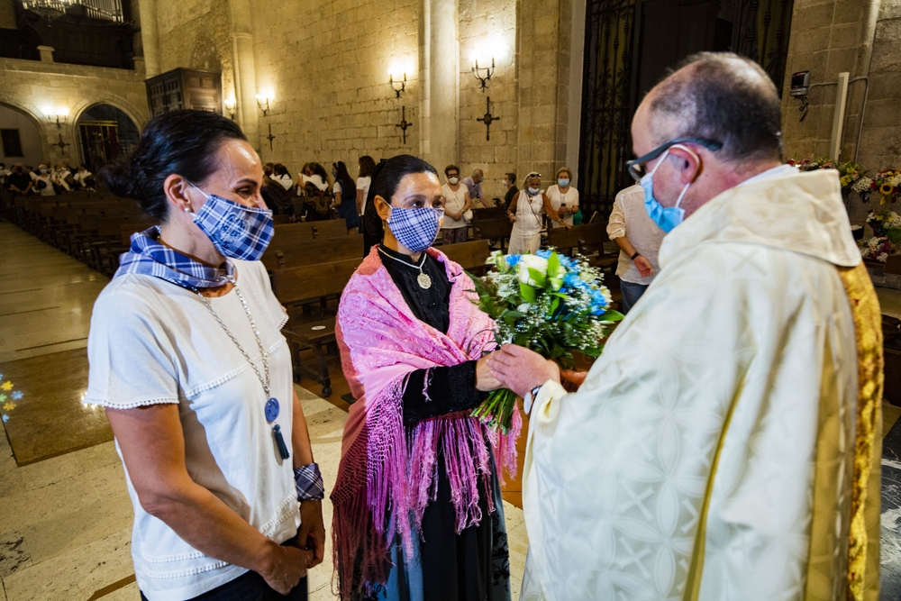 Pilar Zamora y los Pandorgos hacen la ofrenda de flores a la Virgen del Prado por la Pandorga, coronavirus  / RUEDA VILLAVERDE