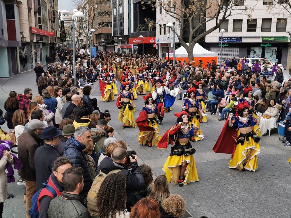 3.500 personas desfilan en el Domingo de Piñata