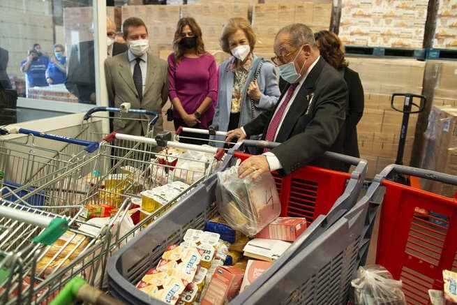 Reina Sofía conoce función social de Banco de Alimentos